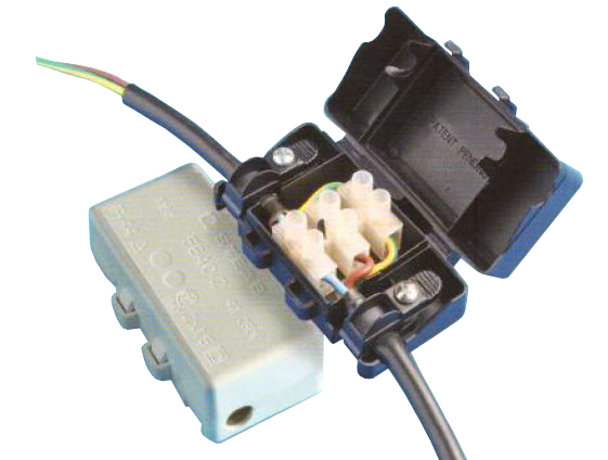 Steab kroonsteen doosje met deksel voor kroonsteen 3 voudig 2,5mm2 maximaal IP44
